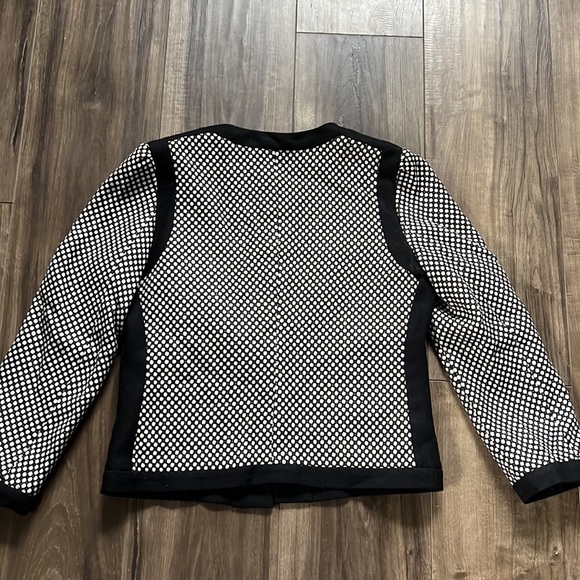 Club Monaco cropped lady style blazer is a classic with hidden placket - Picture 6 of 6